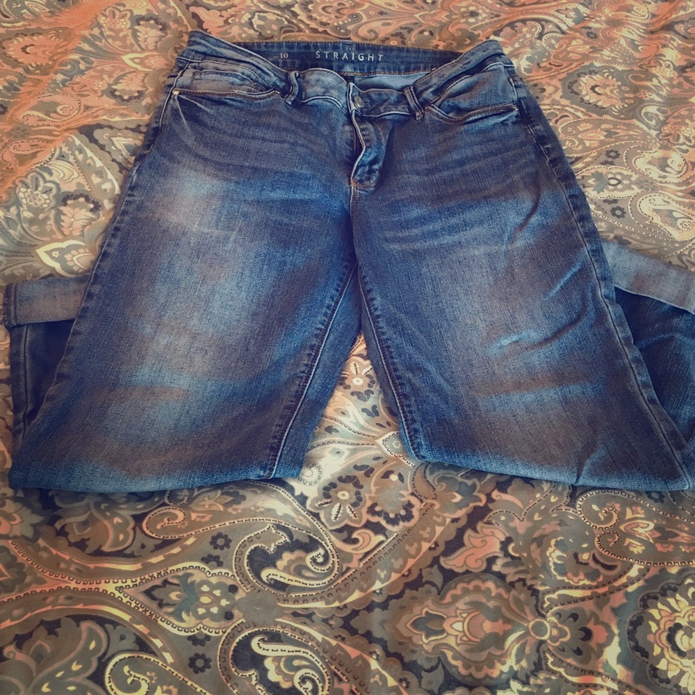 Super cute WHBM Medium Wash Cropped Jeans.